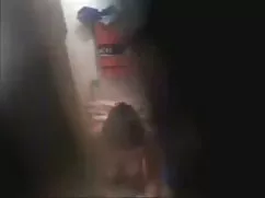 Giovane coppia appas ...